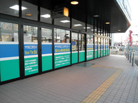 Medium_02　建物出入口　展示ブロック付き